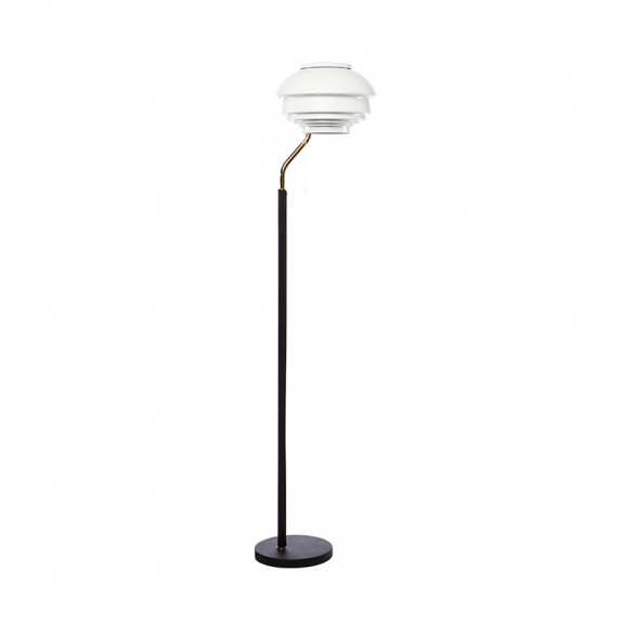 A808 Golvlampa White/Polished Brass i gruppen Belysning / Inomhus / Golvlampor hos Växjö Elektriska (ART-29000201)