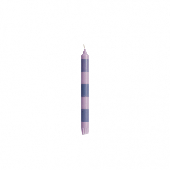 Stripe Candle Purple And Lilac i gruppen Inredning / Inredningsdetaljer / Ljushållare & Ljus hos Växjö Elektriska (HAY-541143)