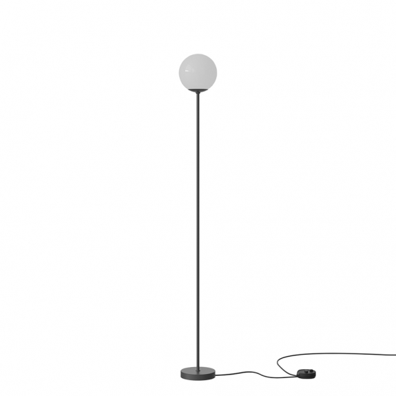 Model 1081 Golvlampa 168cm Opal Glass/Black i gruppen Belysning / Inomhus / Golvlampor hos Växjö Elektriska (T08-F21-100B)