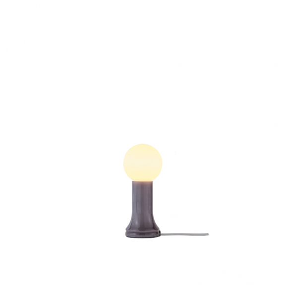Shore Bordslampa Smoke Grey + Shore LED Bulb i gruppen Belysning / Inomhus / Bordslampor hos Växjö Elektriska (TALA-715098)