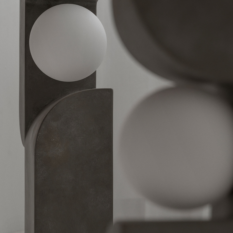 Sitting Man Bordslampa Mini Dark Grey