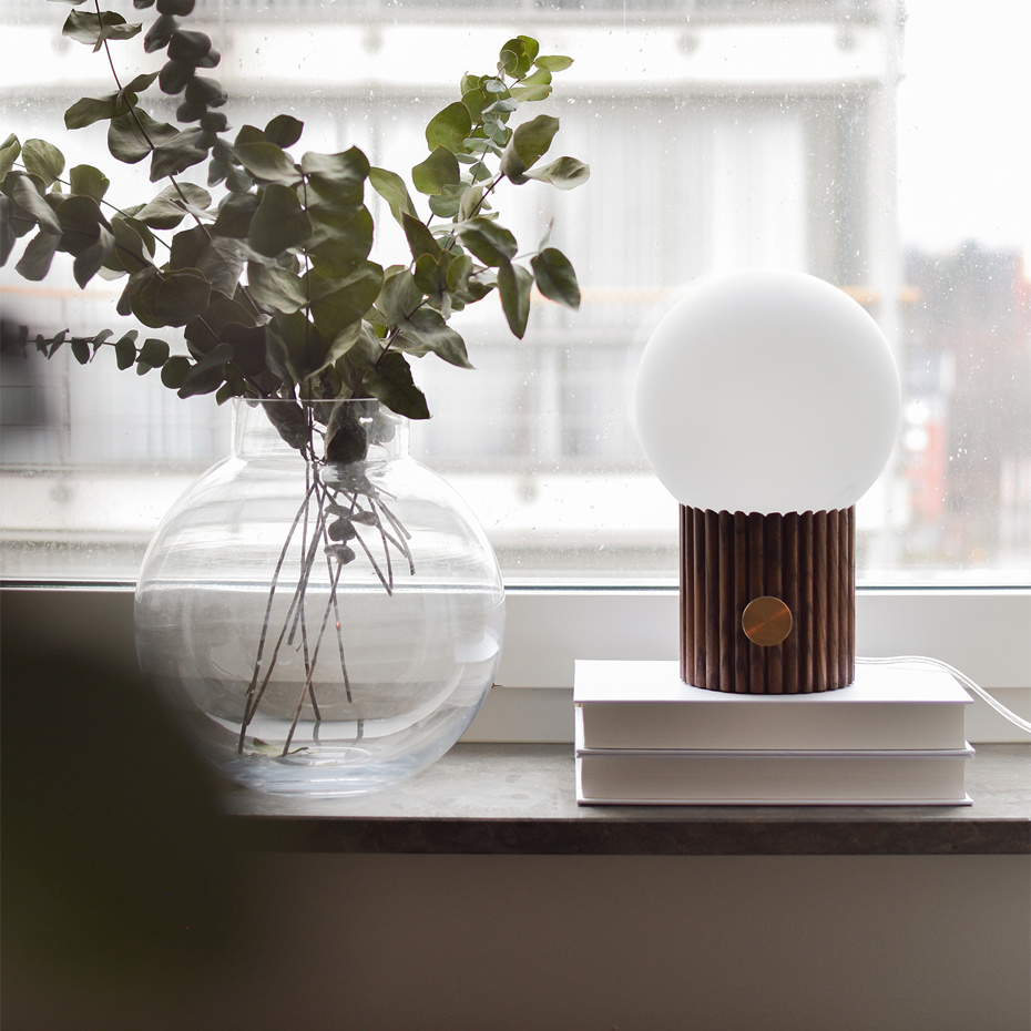 Hubble 15 Bordslampa Valnöt