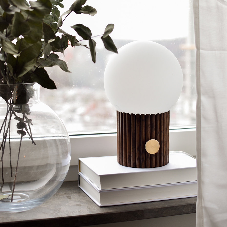 Hubble 15 Bordslampa Valnöt