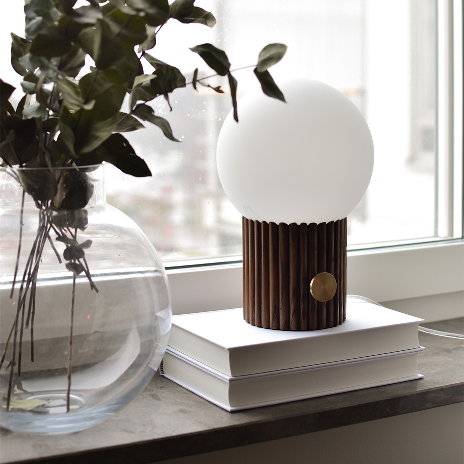 Hubble 15 Bordslampa Valnöt