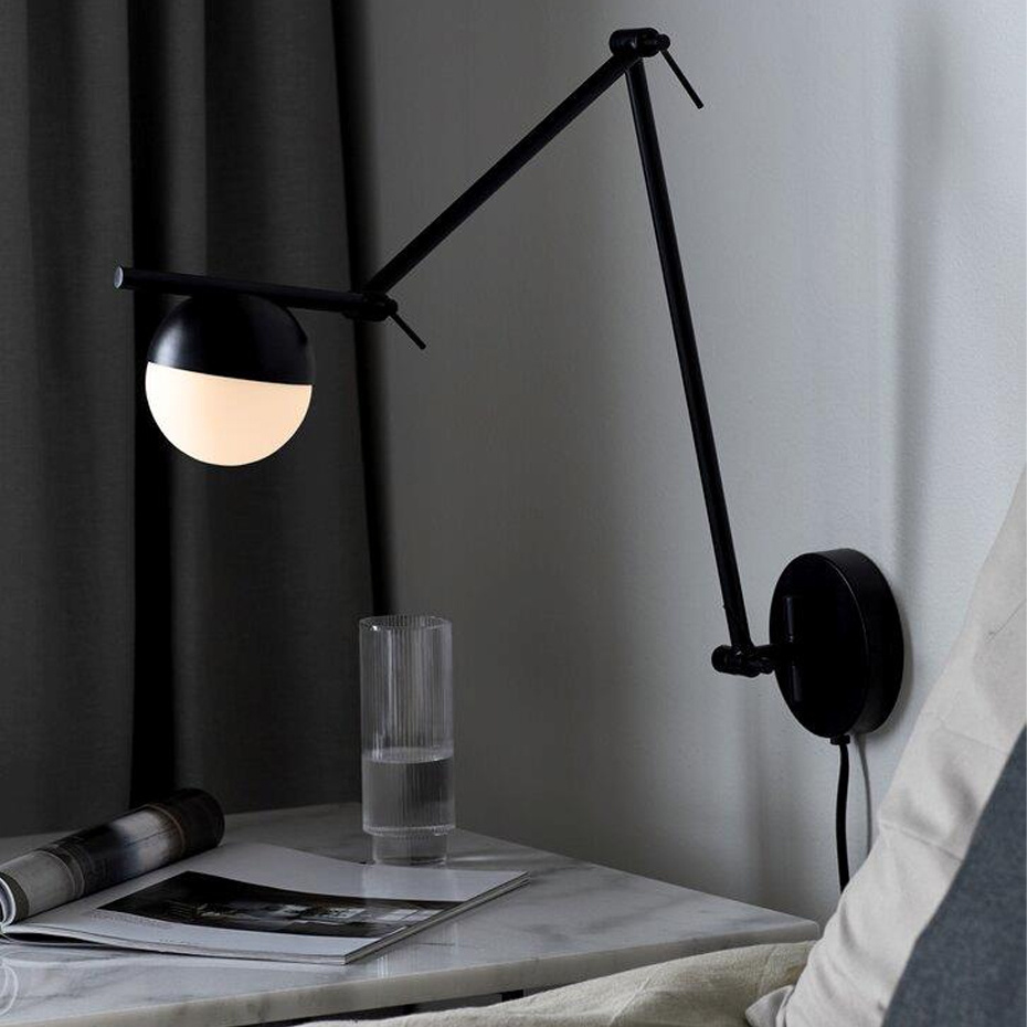 Contina Vägglampa Svart/Opalglas