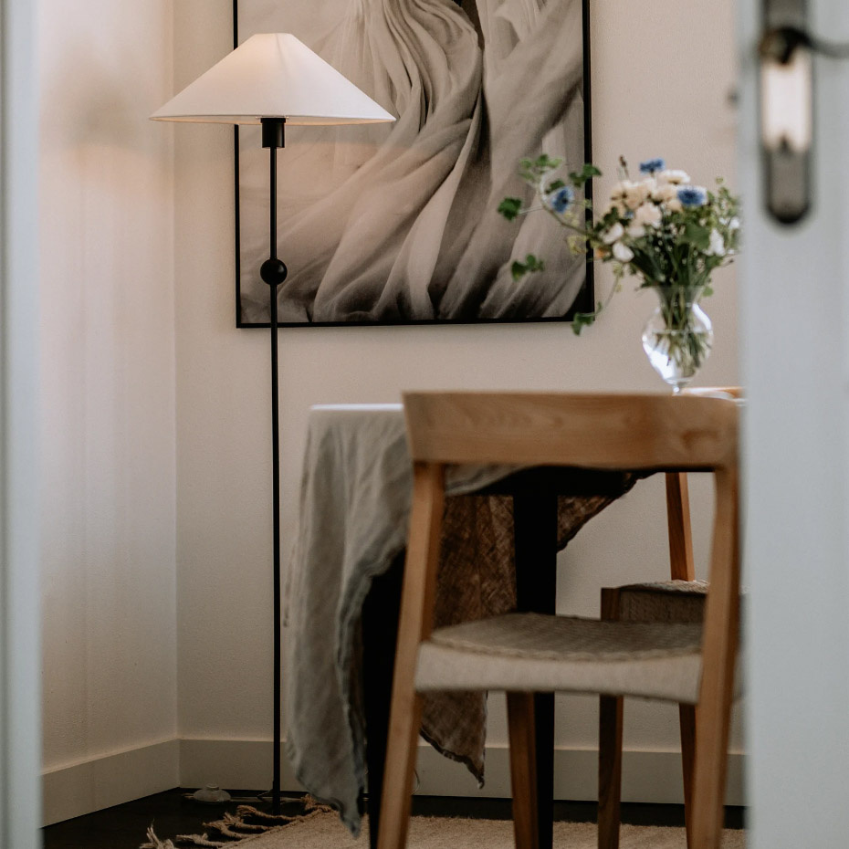 Astrid Golvlampa Svart