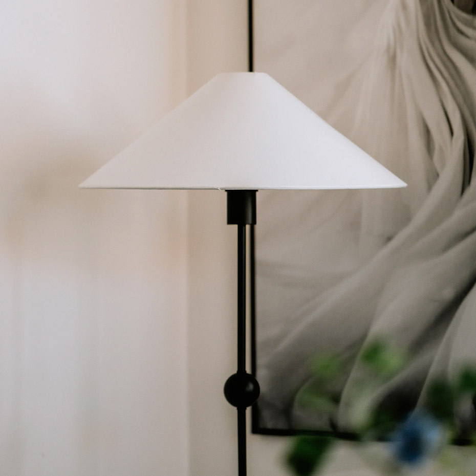 Astrid Golvlampa Svart