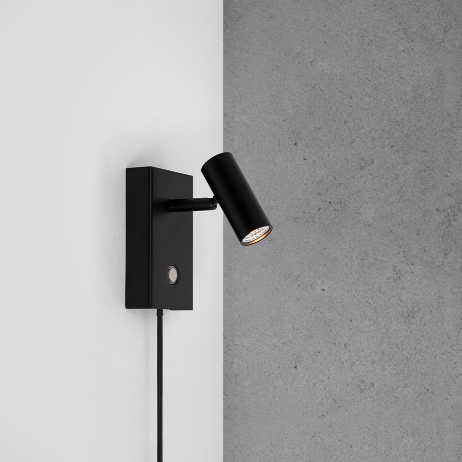 Omari Vägglampa Svart