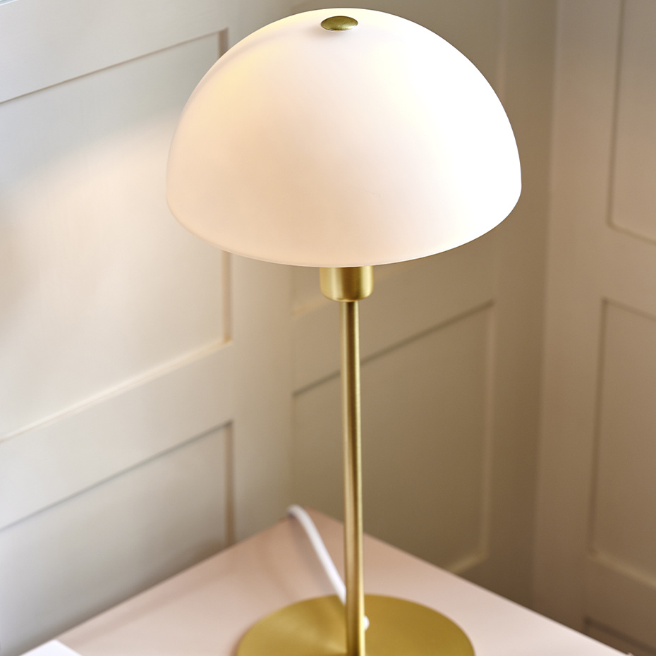 Ellen Bordslampa Mässing/Opalglas