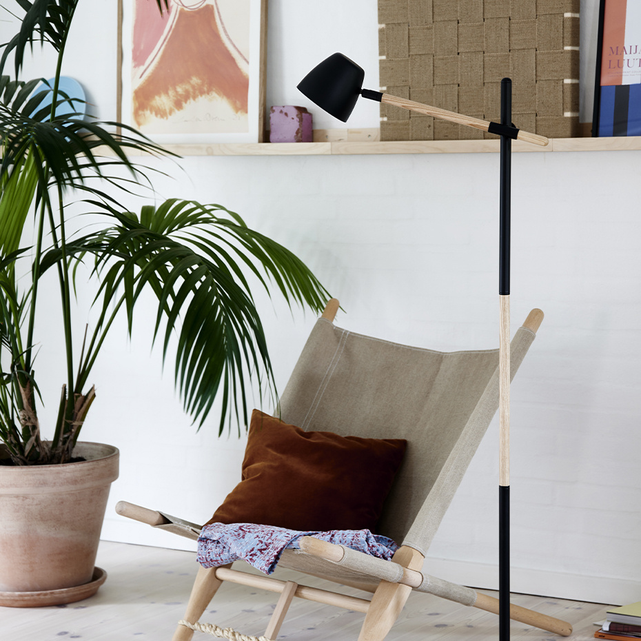 Theo Golvlampa Svart