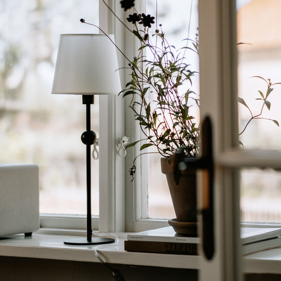 Astrid Bordslampa Svart