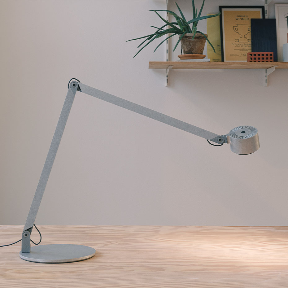 Winkel Alu w227 b Bordslampa Raw Tumbled