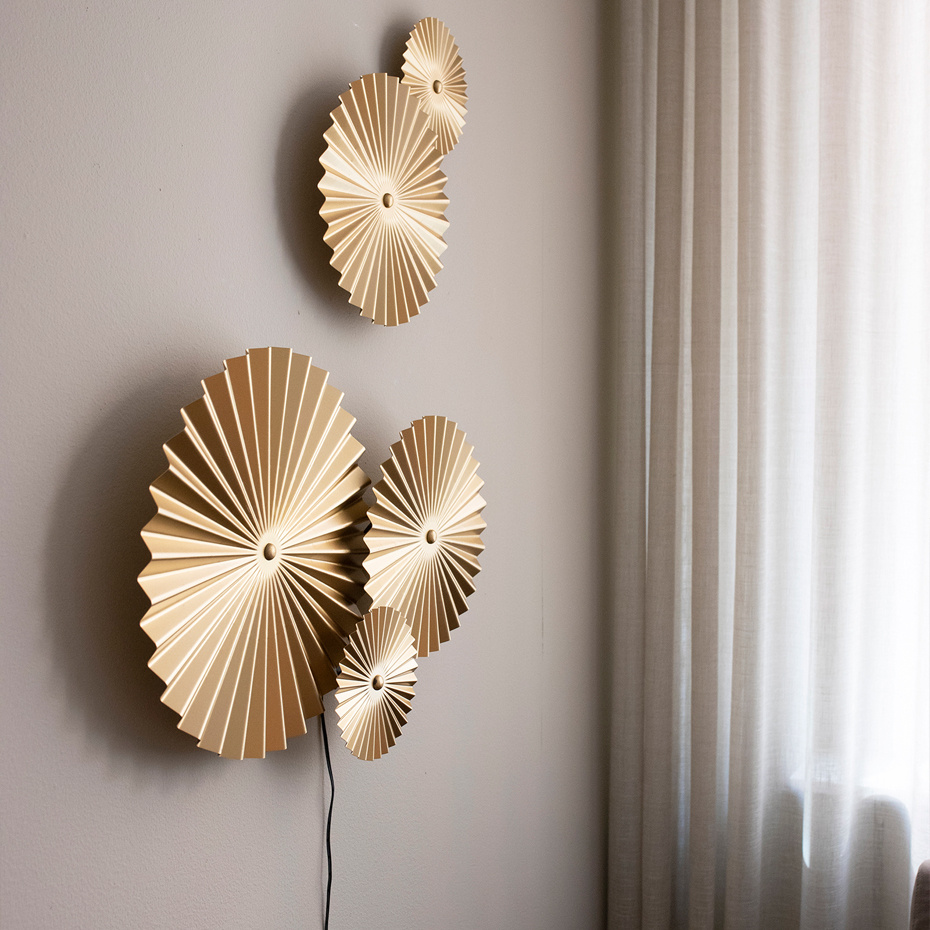 Omega Vägglampa Mässing