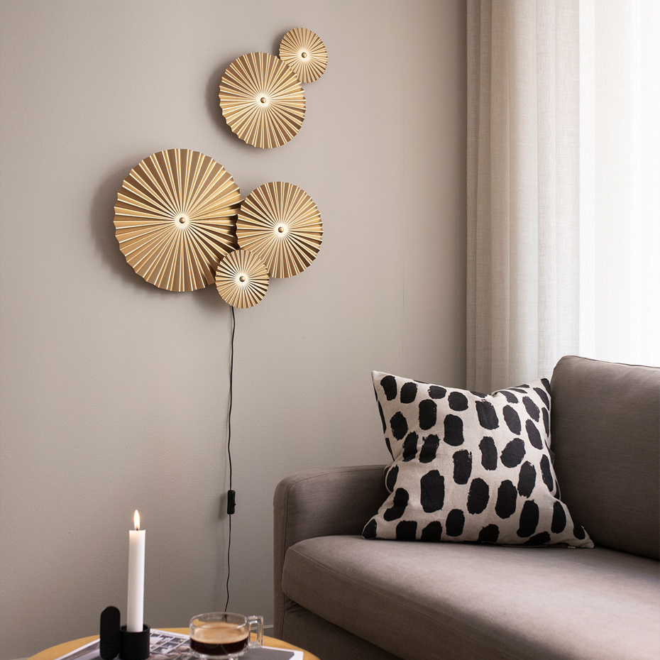 Omega Vägglampa Mässing