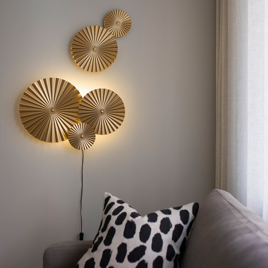 Omega Vägglampa Mässing