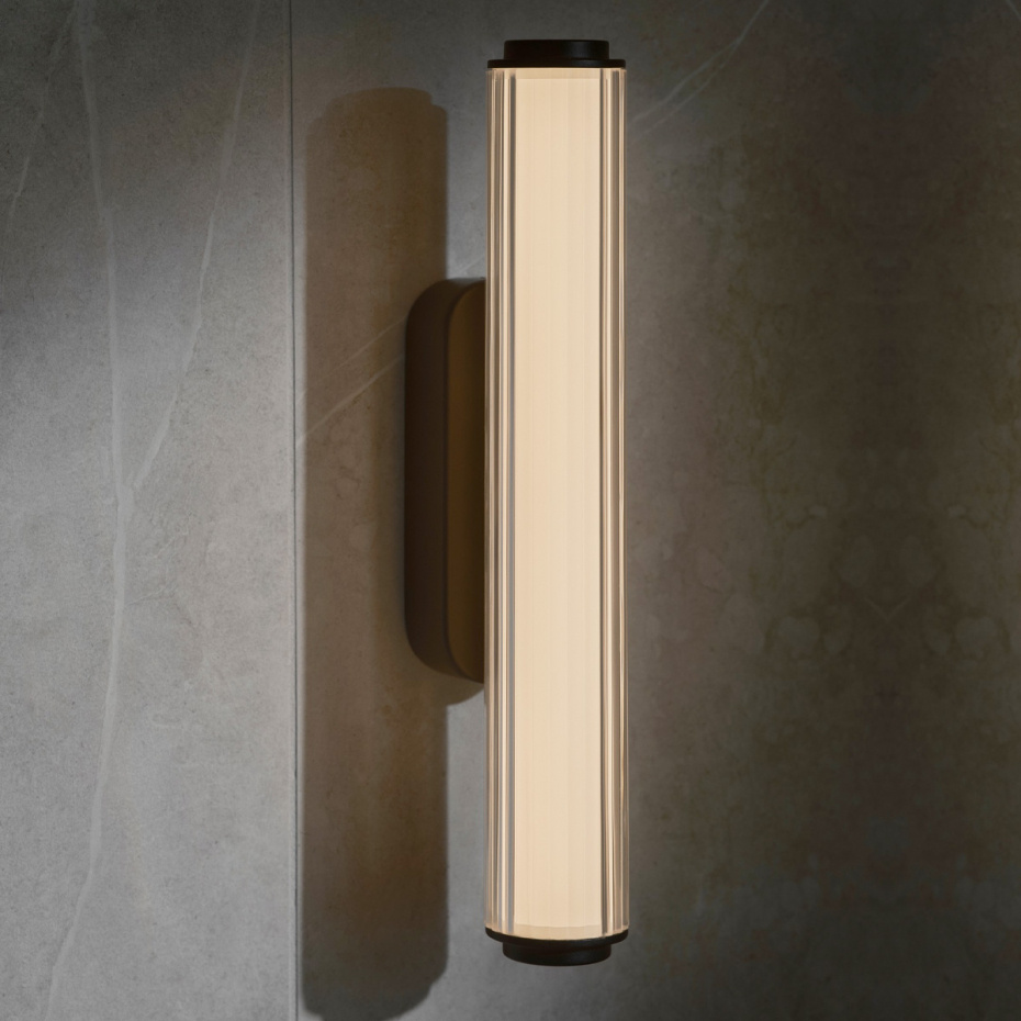 Virelle 32 Vägglampa Svart IP44