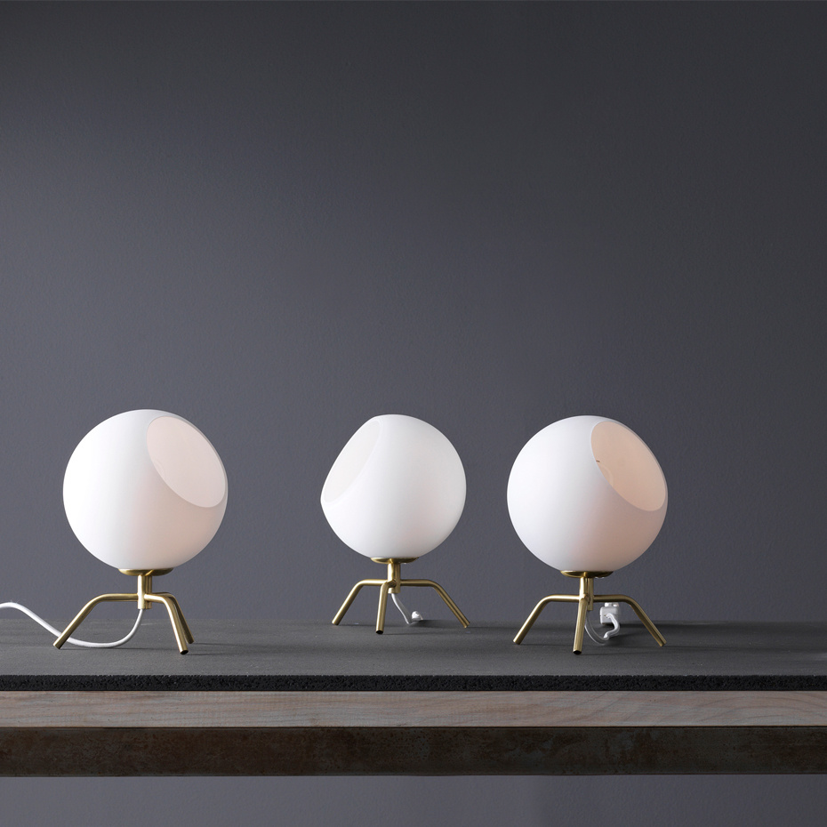 Bug 15 Bordslampa Mässing/Opalglas