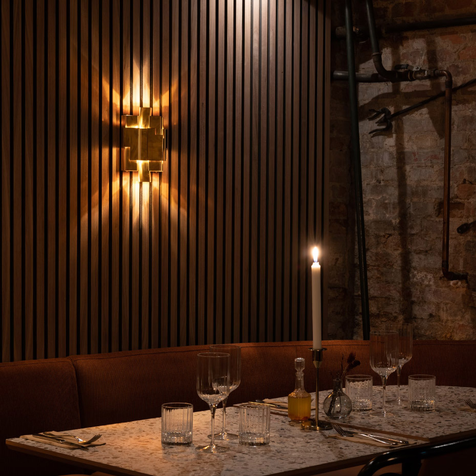 Skyline Vägglampa Rå Mässing