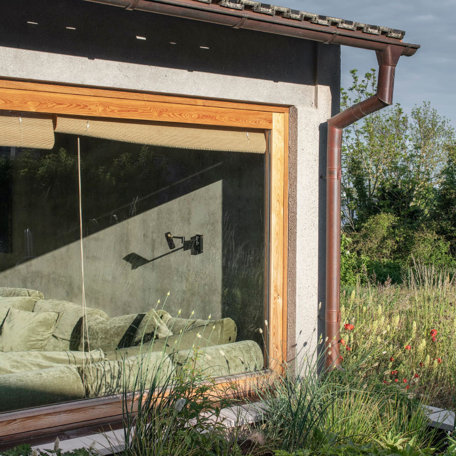 Puck Vägglampa Med Arm Borstad Mässing