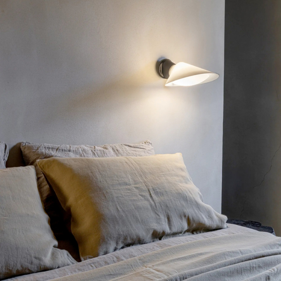 Plume Switch Vägglampa Black/Porcelain