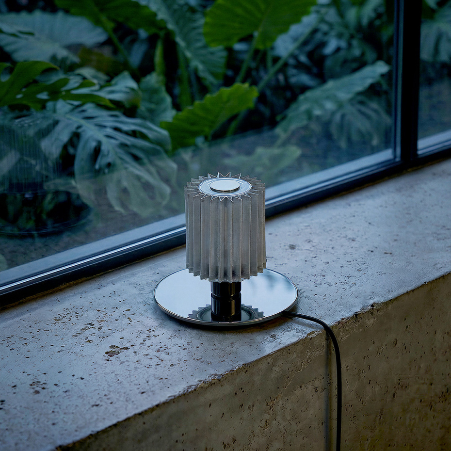 In The Sun 220 Bordslampa Black/Silver