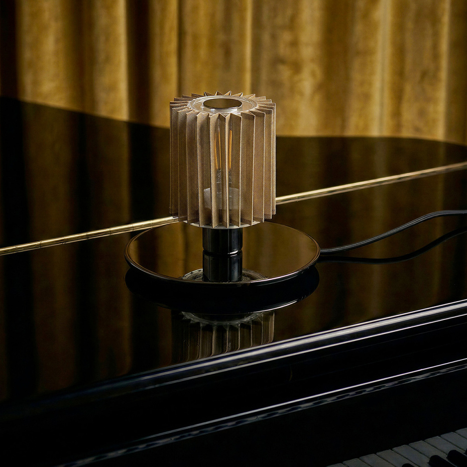 In The Sun 220 Bordslampa Black/Gold