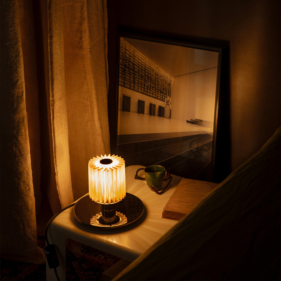 In The Sun 220 Bordslampa Black/Gold