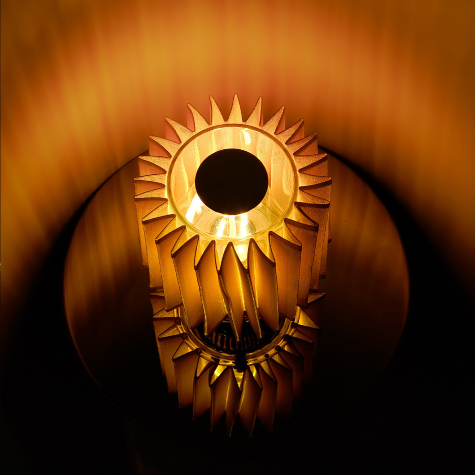 In The Sun 220 Bordslampa Black/Gold