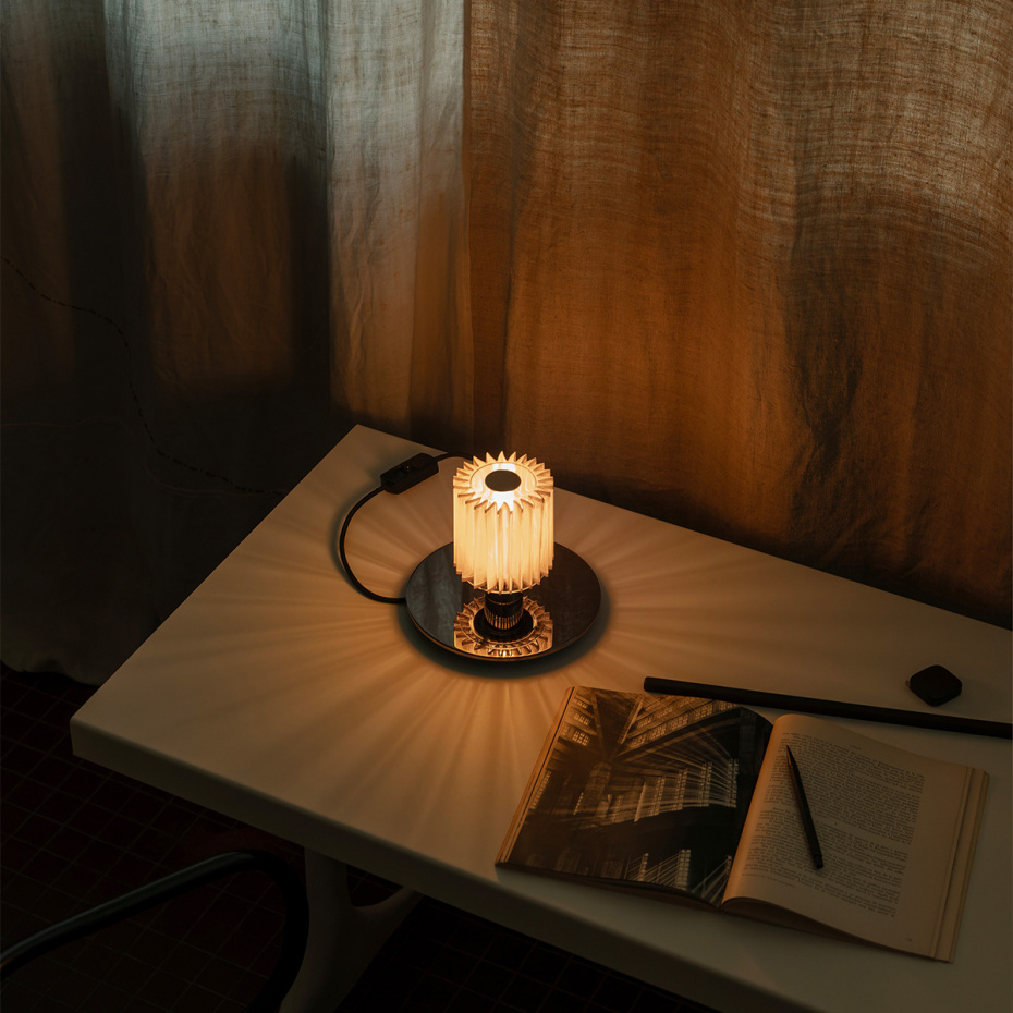 In The Sun 220 Bordslampa Silver/Gold
