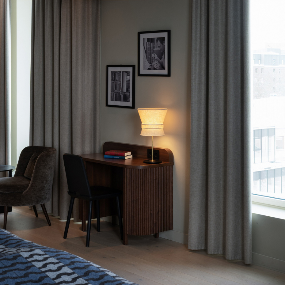 Bow Bordslampa Liten Svart/Midnight Blue