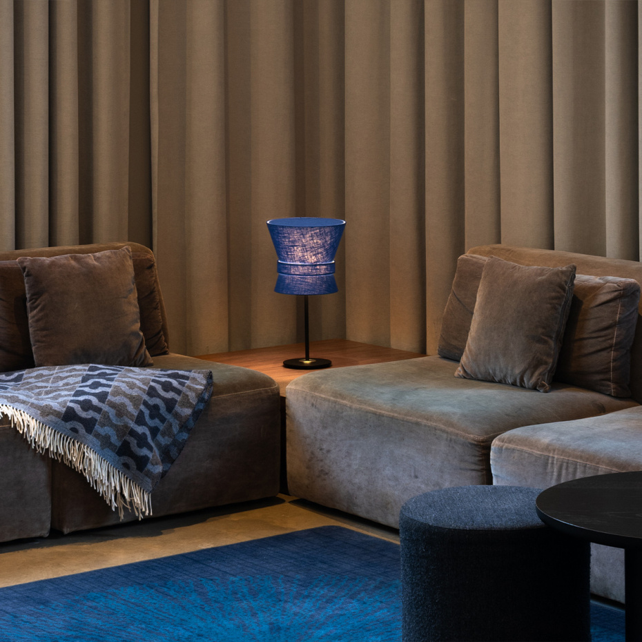 Bow Bordslampa Liten Svart/Midnight Blue