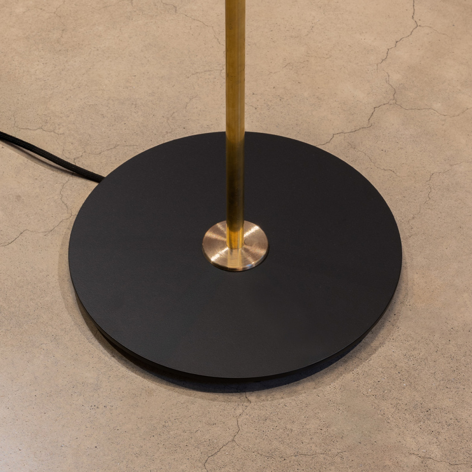 Bow Golvlampa Stor Svart/Yellow Ochre