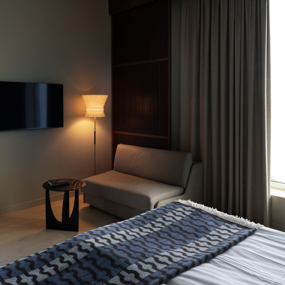 Bow Golvlampa Liten Svart/Midnight Blue