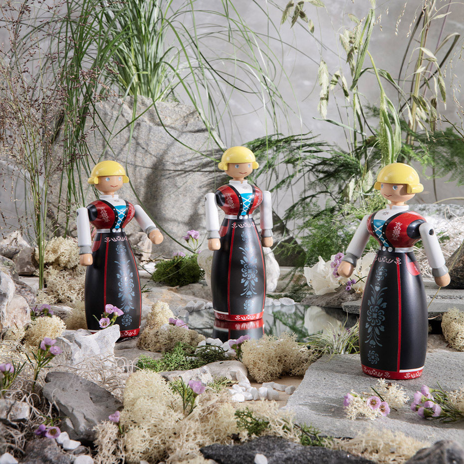 Norsk Bunad Kvinna Träfigur Svart/Röd/Vit