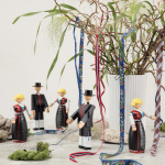 Norsk Bunad Kvinna Träfigur Svart/Röd/Vit Norsk Bunad Kvinna Träfigur Svart/Röd/Vit