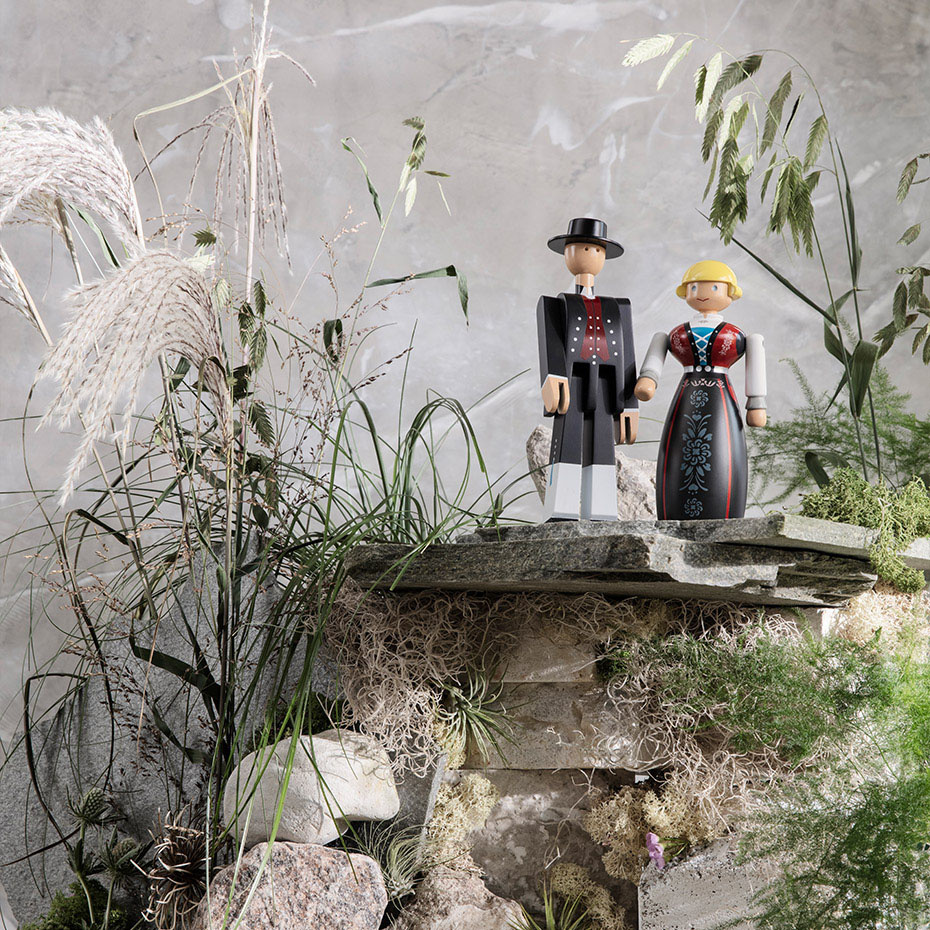 Norsk Bunad Kvinna Träfigur Svart/Röd/Vit