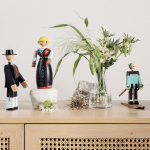 Norsk Bunad Kvinna Träfigur Svart/Röd/Vit Norsk Bunad Kvinna Träfigur Svart/Röd/Vit