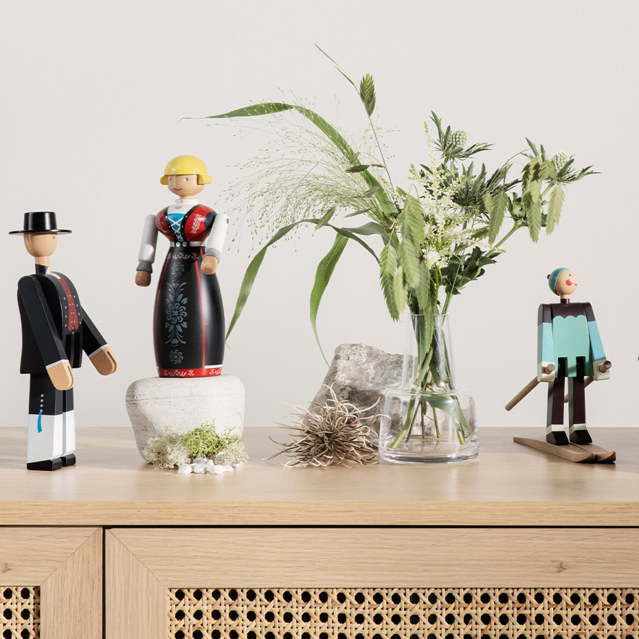 Norsk Bunad Man Träfigur Svart/Röd/Vit