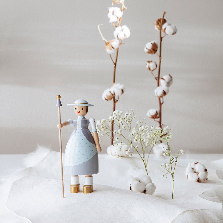 Herdinnan Träfigur Ljusblå