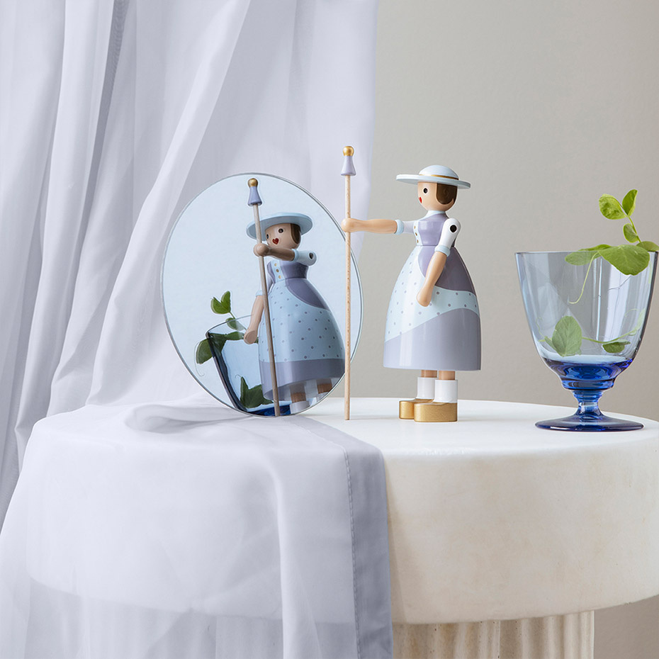 Herdinnan Träfigur Ljusblå