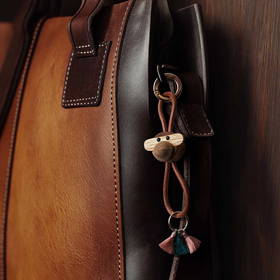 Apa Nyckelring Silverfärgad Svart Läder/Teak/Limba