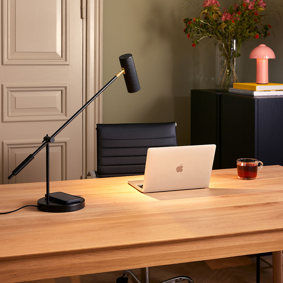 Hubble Read Bordslampa Med Trådlös Laddning Svart