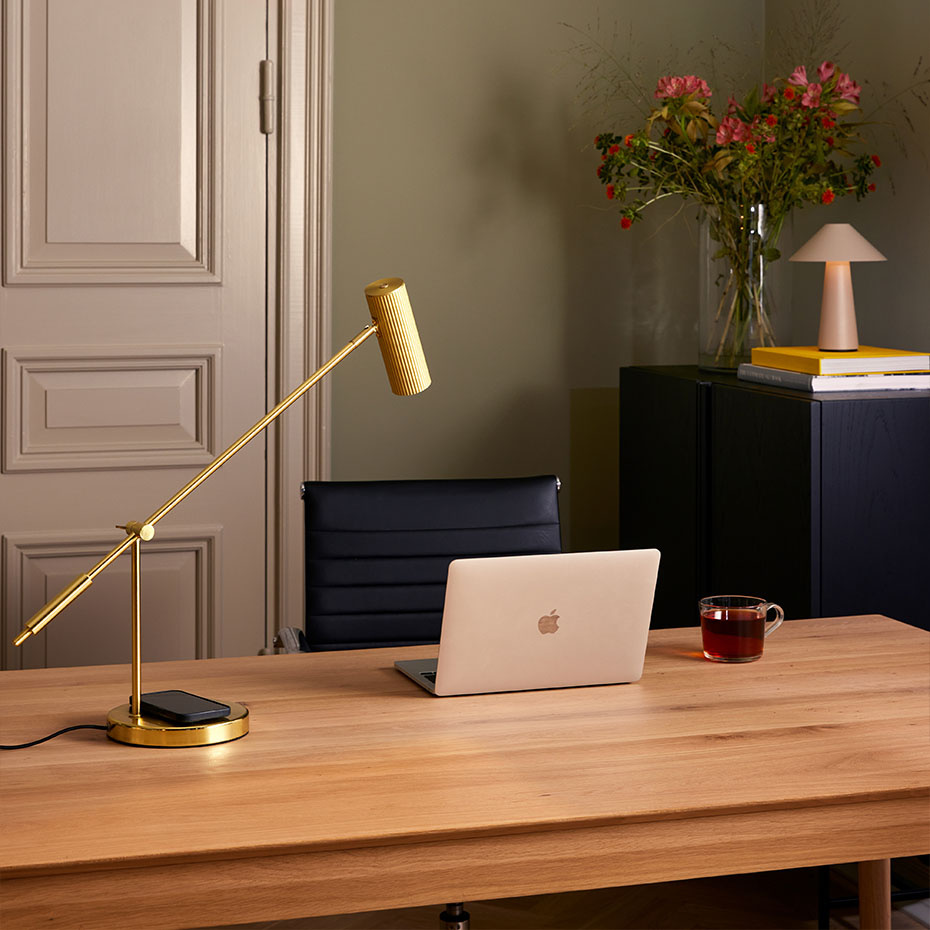 Hubble Read Bordslampa Med Trådlös Laddning Borstad Mässing