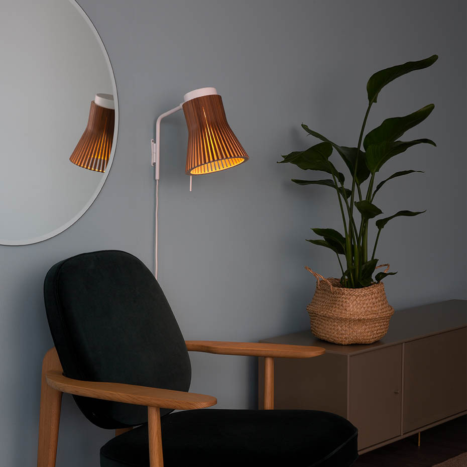 Petite 4630 Vägglampa Walnut