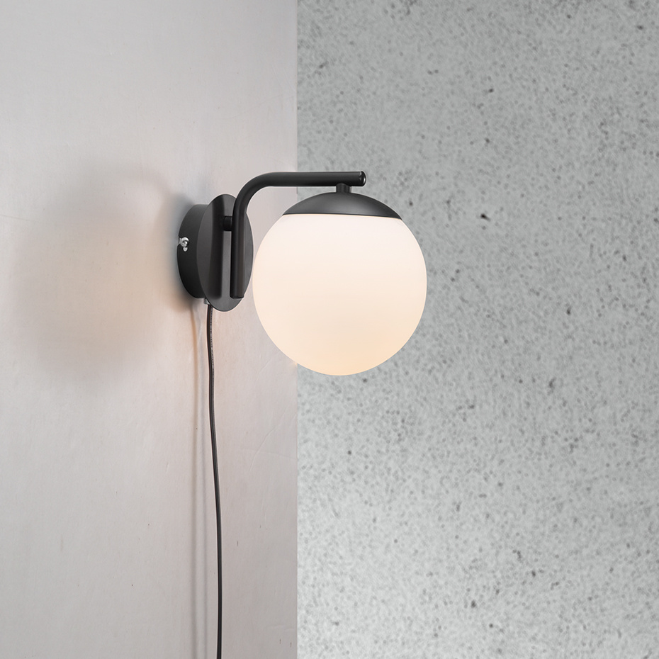 Grant Vägglampa Svart/Opalglas