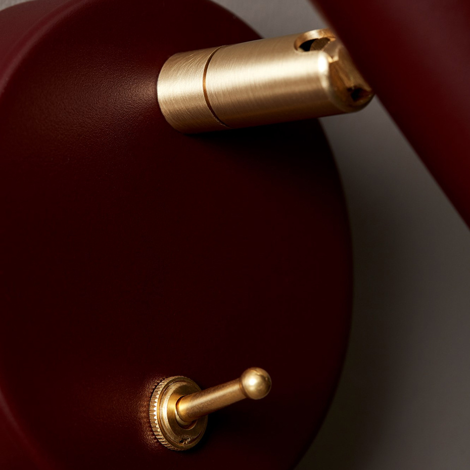 Slender Vägglampa Dark Red/Mässing