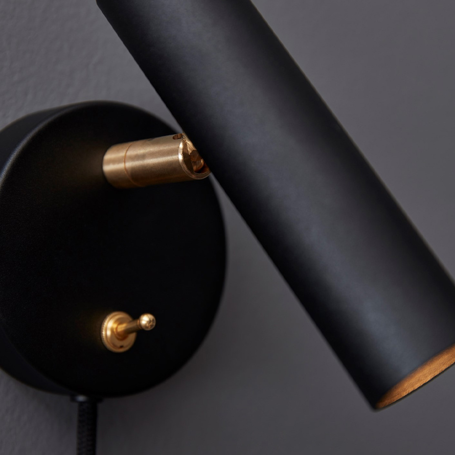 Slender Vägglampa Vit Struktur/Mässing