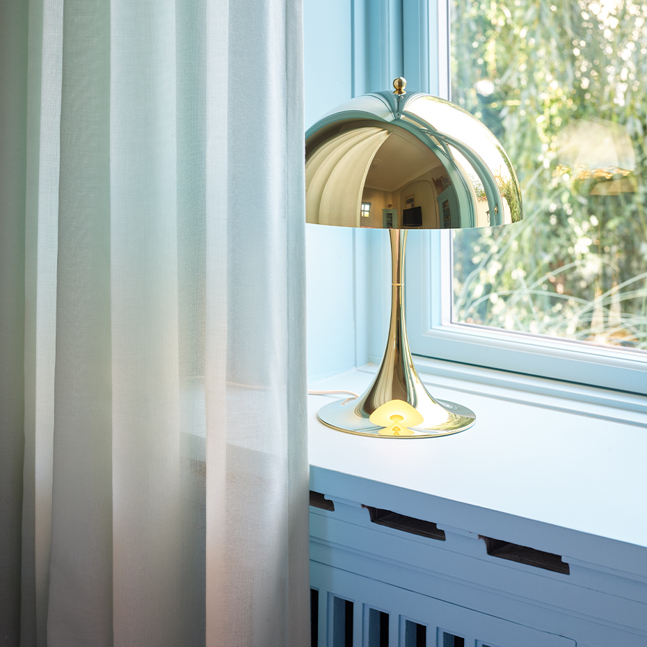 Panthella Ø320 Bordslampa Metalized Brass