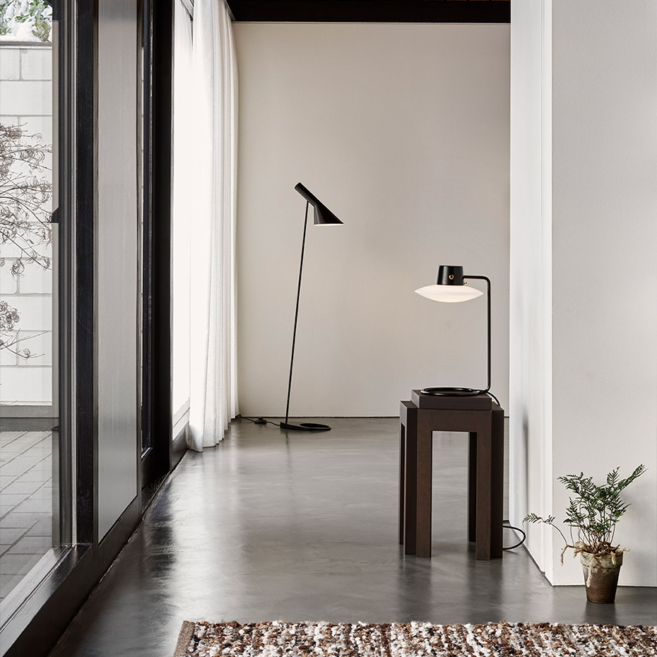 AJ Oxford 410 Bordslampa Black/Opal Glass