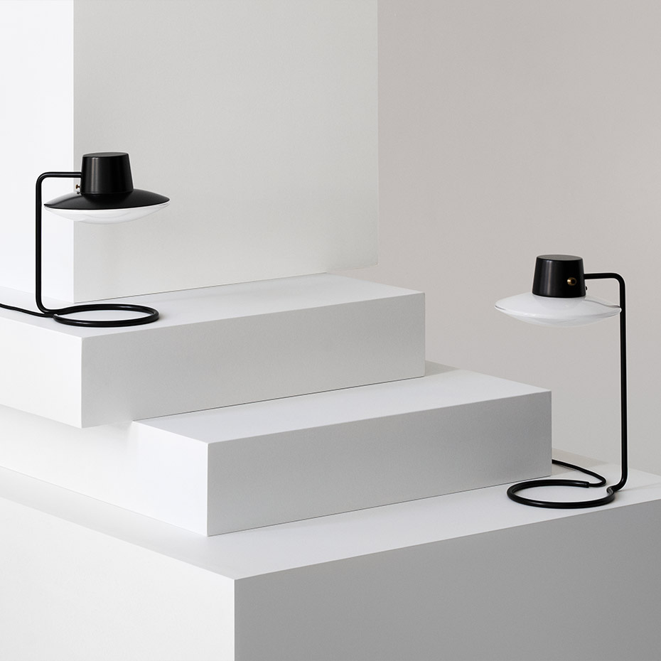 AJ Oxford 410 Bordslampa Black/Opal Glass